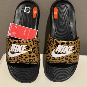 Nike women’s Victori One print slide. Size 7